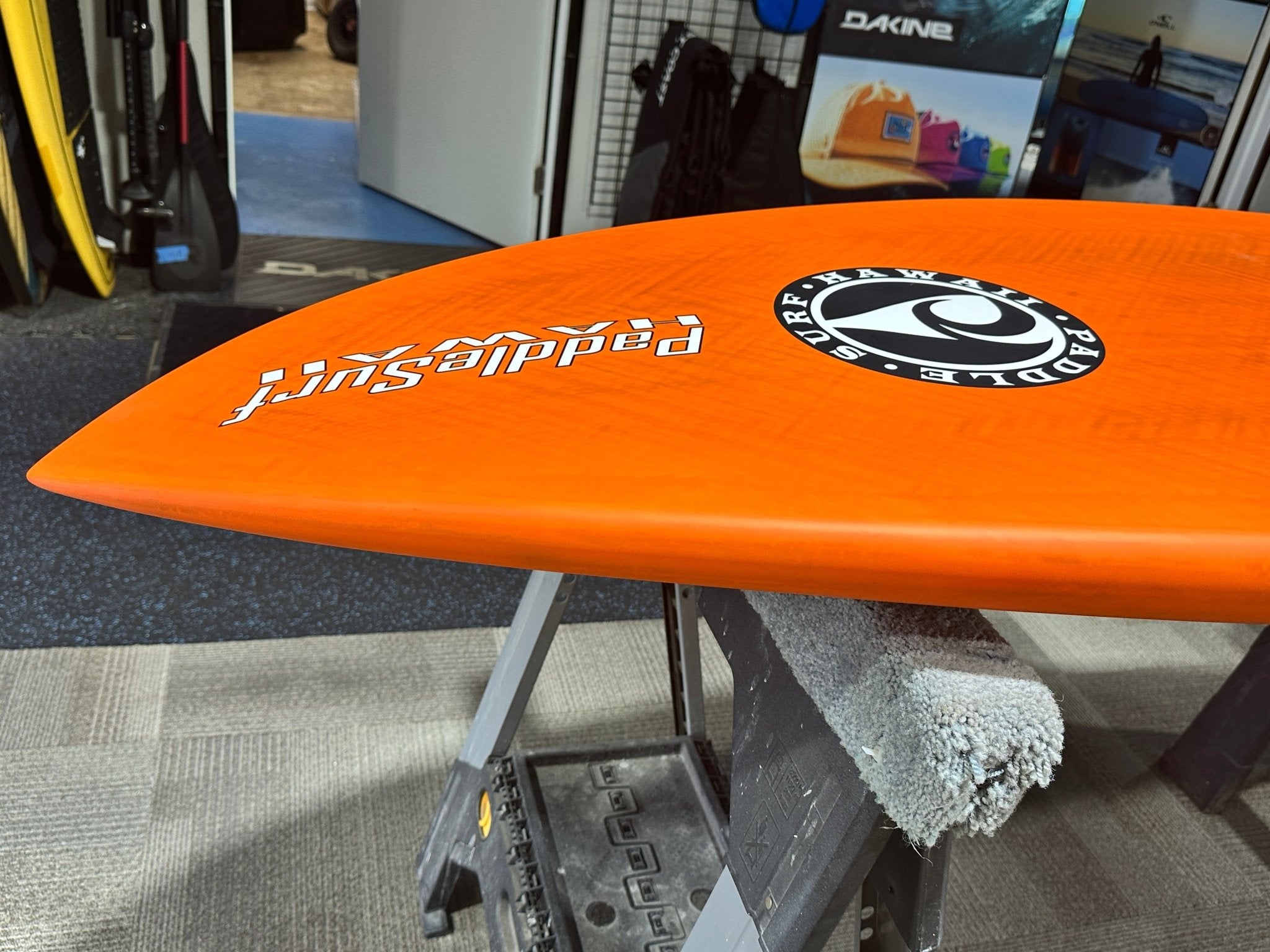 ハワイ購入サーフボード The famous surfboard rack in the middle of Waikiki🏄🌴 . ワイキキ